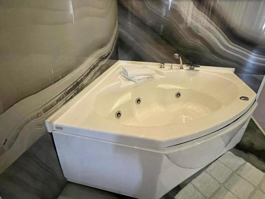 Hotel Terminal تيرانا المظهر الخارجي الصورة